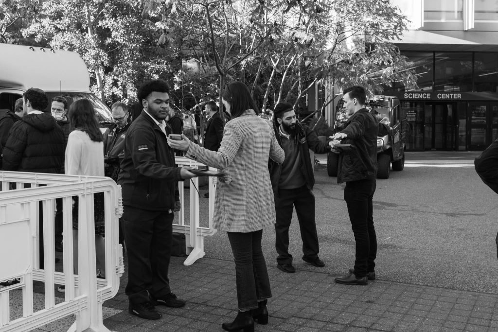 Sécurité lors d'une réception Shabbat 1000 sur le campus de l'université Havard
